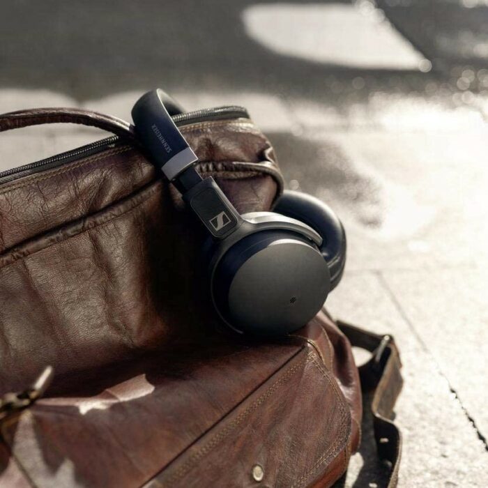 Casque sans fil Bluetooth 5.0 SENNHEISER HD 450BT avec suppression active du bruit - Autonomie de la batterie de 30 heures, chargement rapide USB-C, bouton Assistant virtuel, pliable - Noir – Image 4